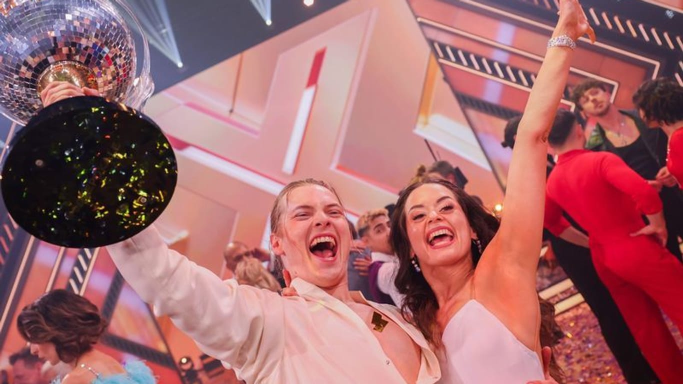 Gabriel Kelly, Sänger und Malika Dzumaev: Das Tanzpaar hat sich in der 17. Staffel den Sieg geholt.