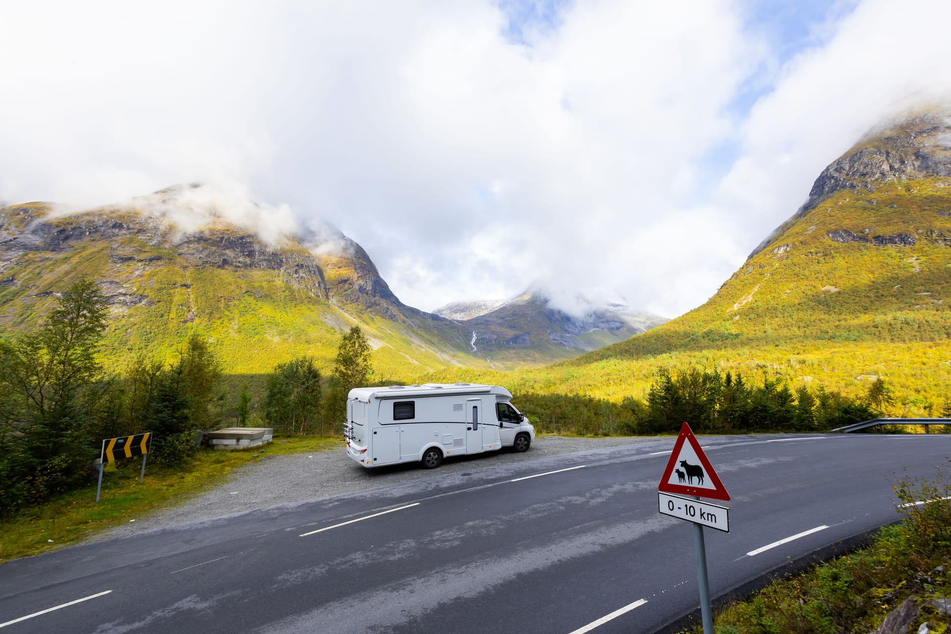 Ein Camper parkt am Rande der Trollstigen-Straße im Süden Norwegens.