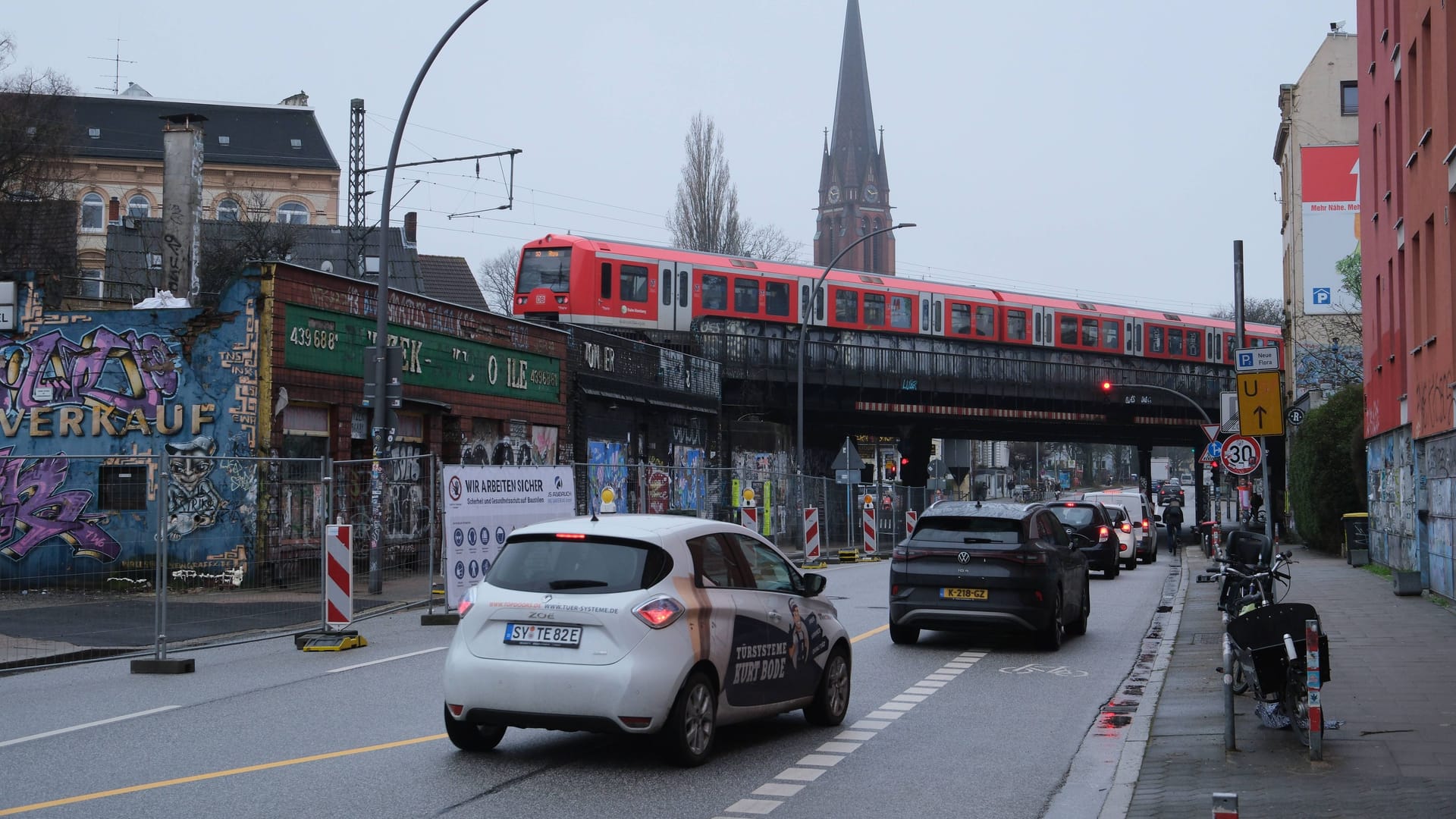 Die Sternbrücke über der Stresemannstraße soll abgerissen werden (Archivbild): Gegner wollten das Projekt vor Gericht stoppen. Die Sternbrücke über der Stresemannstraße soll abgerissen werden (Archivbild): Gegner wollten das Projekt vor Gericht stoppen.