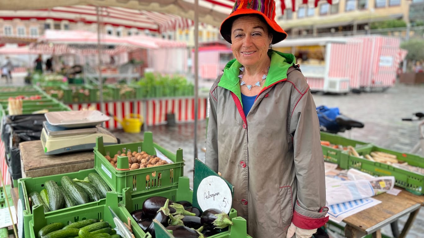 Irene Wagner aus Nürnberg-Buch arbeitet als Verkäuferin an einem Gemüsestand auf dem Hauptmarkt.