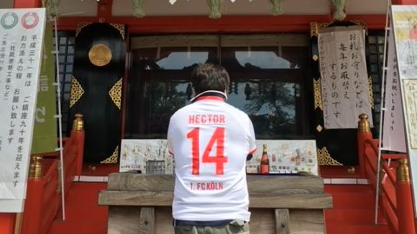 Ein Gebet für den 1. FC Köln. 2016 betete Fumihiko Sugino im Trikot von Jonas Hector für den Klassenerhalt. Damals mit Erfolg.