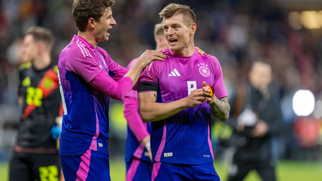 Thomas Müller (l.) und Toni Kroos sind in der Kabine offenbar weitaus gelassener, als es Miroslav Klose war.