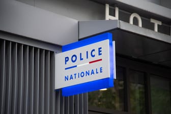 Polizeistation in Paris (Symbolfoto): Dort ist es in einer Abteilung zu einem Schusswechsel gekommen.