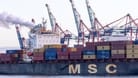 Ein Containerschiff von MSC im Hamburger Hafen (Symbolbild): Die Reederei will in den städtischen Hafenlogistiker HHLA einsteigen.