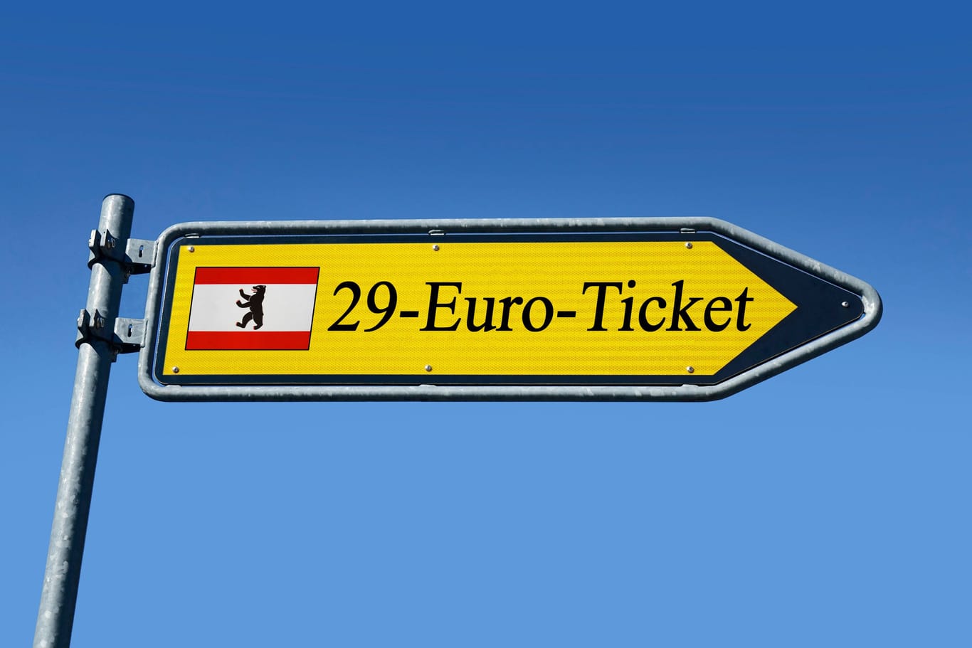 Wegweiser mit 29-Euro-Ticket für Berlin: Die Gewerkschaft der Polizei sieht keine Notwendigkeit für das vergünstigte Ticket.