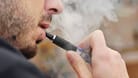 Gesundheitliches Risiko: Viele halten den Dampf von E-Zigaretten für harmloser, als er tatsächlich ist.