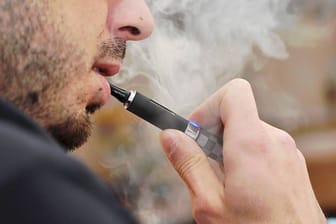 Gesundheitliches Risiko: Viele halten den Dampf von E-Zigaretten für harmloser, als er tatsächlich ist.
