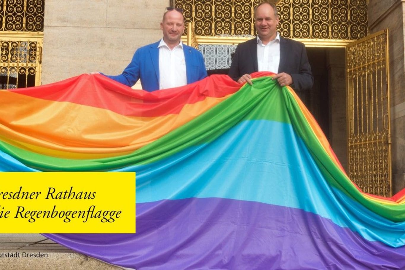 Oberbürgermeister Dirk Hilbert und CSD-Dresden-Veranstalter Ronald Zenker hissen 2021 eine Regenbogenfahne vor der Goldenen Pforte des Neuen Rathauses (Archivbild).