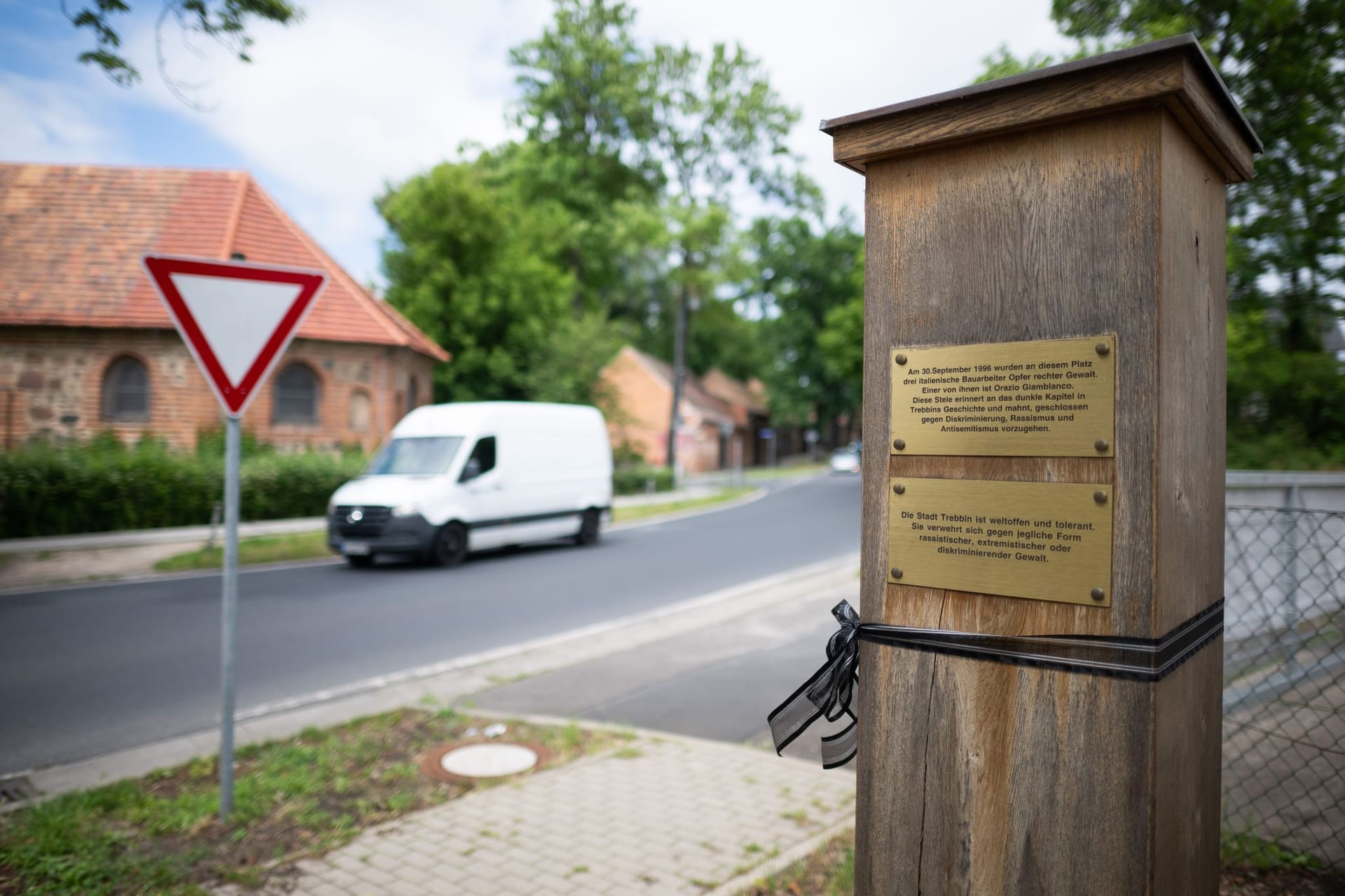 Trebbin am Mittwoch: Ein Trauerflor hängt an einer Stele an dem Ort, an dem ein Neonazi Orazio Giamblanco 1996 mit einem Baseballschläger gegen den Kopf schlug.