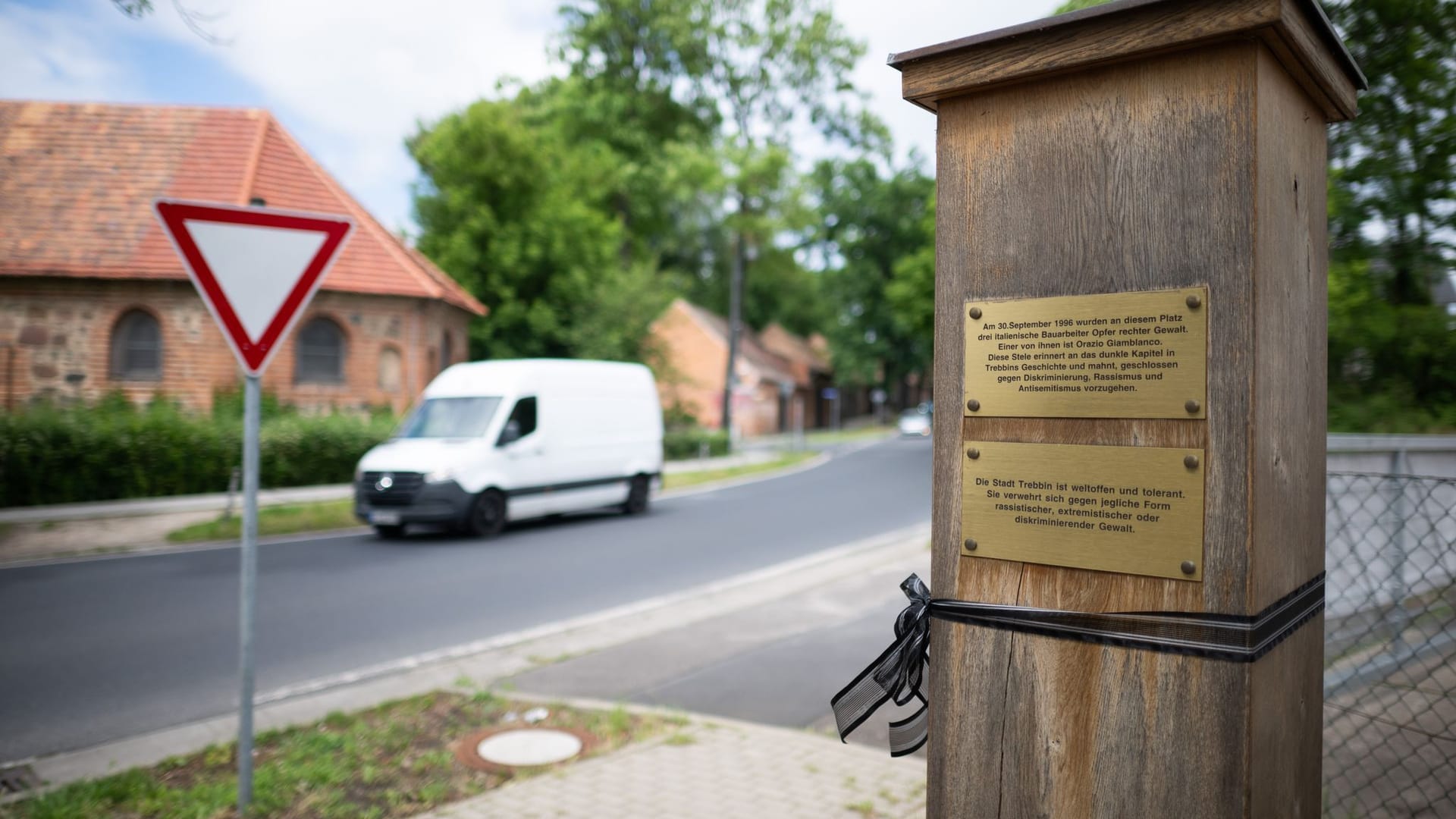 Trebbin am Mittwoch: Ein Trauerflor hängt an einer Stele an dem Ort, an dem ein Neonazi Orazio Giamblanco 1996 mit einem Baseballschläger gegen den Kopf schlug.