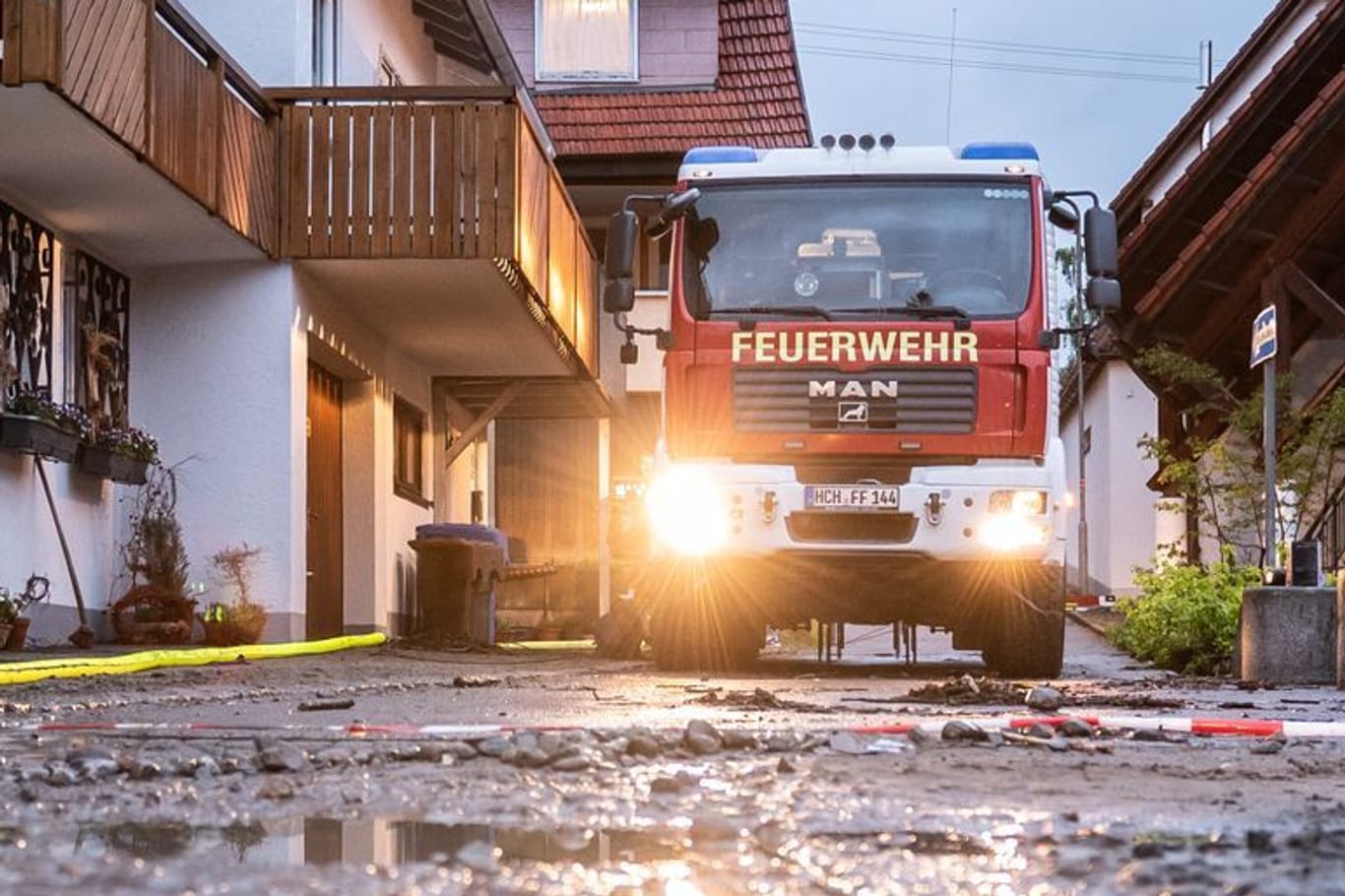 Ein Einsatzfahrzeug der Feuerwehr steht nach einem Unwetter in der Gemeinde Bisingen im Zollernalbkreis. Der Bisinger Martkplatz und die Straßen rund um das Ortszentrum stehen unter Wasser.