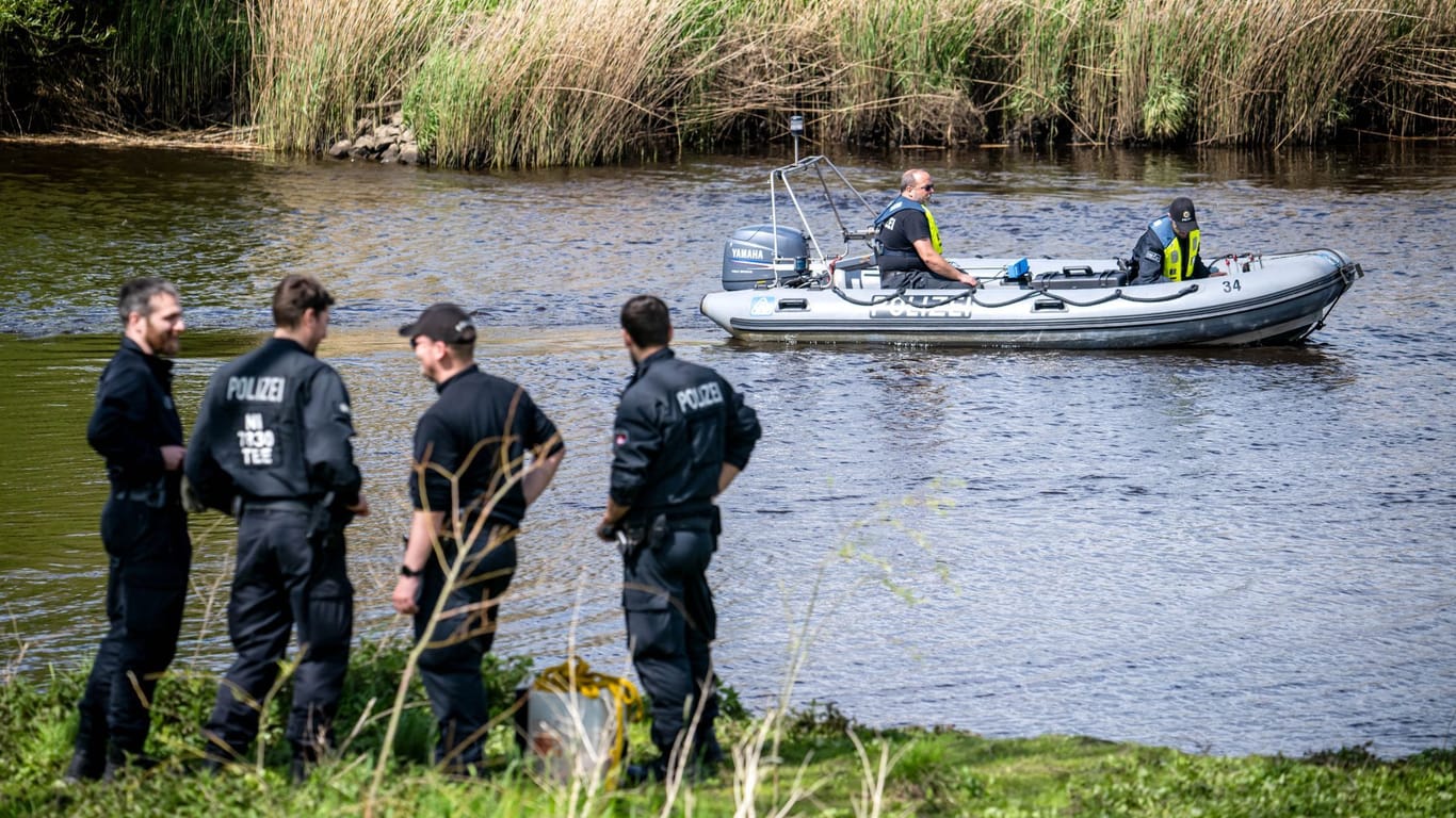 Einsatzkräfte der Polizei fahren bei Kranenburg über die Oste (Archivfoto): Der sechs Jahre alte Arian aus dem niedersächsischen Bremervörde-Elm wird weiter vermisst.