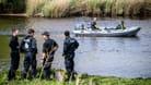 Einsatzkräfte der Polizei fahren bei Kranenburg über die Oste (Archivfoto): Der sechs Jahre alte Arian aus dem niedersächsischen Bremervörde-Elm wird weiter vermisst.