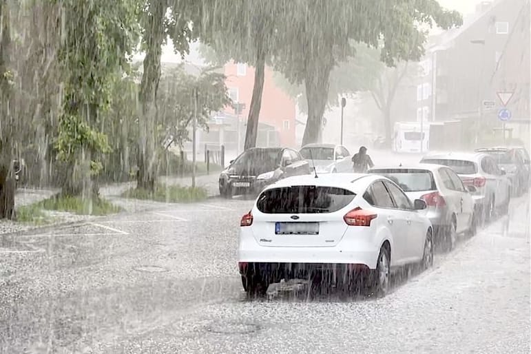 Unwetter: Ein kräftiger Hagelschauer sorgte innerhalb von Sekunden für weiße Straßen.