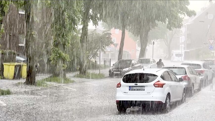 Unwetter: Ein kräftiger Hagelschauer sorgte innerhalb von Sekunden für weiße Straßen.