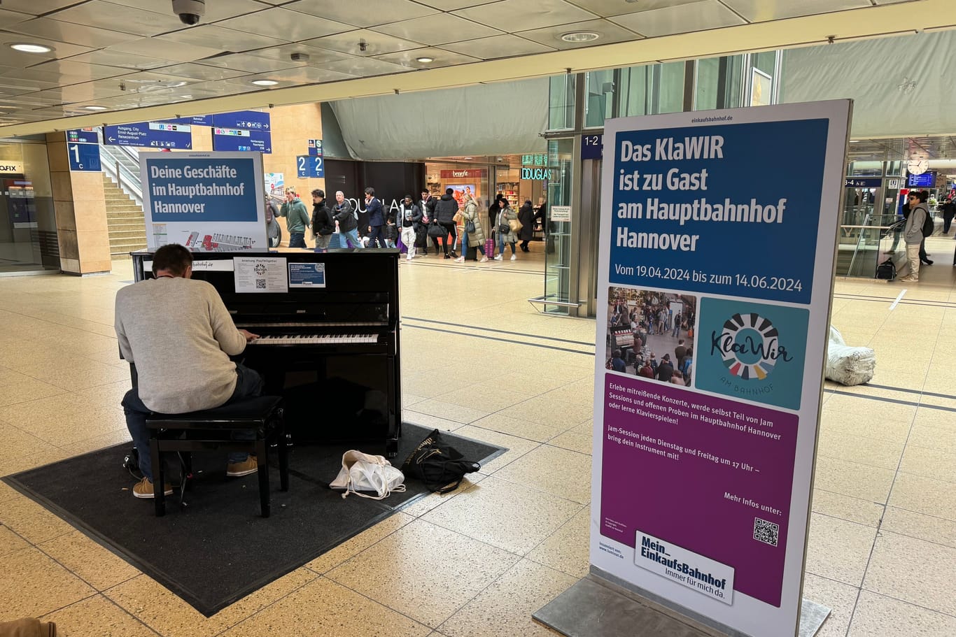Ein Mann spielt auf dem Klavier am Hauptbahnhof (Archivbild): In Hannover haben sich zwei Männer ob des Instruments ordentlich in die Haare bekommen.