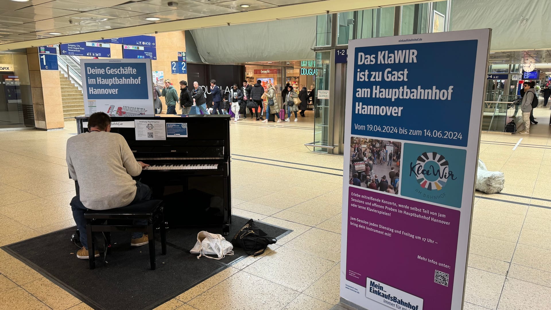 Ein Mann spielt auf dem Klavier am Hauptbahnhof (Archivbild): In Hannover haben sich zwei Männer ob des Instruments ordentlich in die Haare bekommen. Ein Mann spielt auf dem Klavier am Hauptbahnhof (Archivbild): In Hannover haben sich zwei Männer ob des Instruments ordentlich in die Haare bekommen.