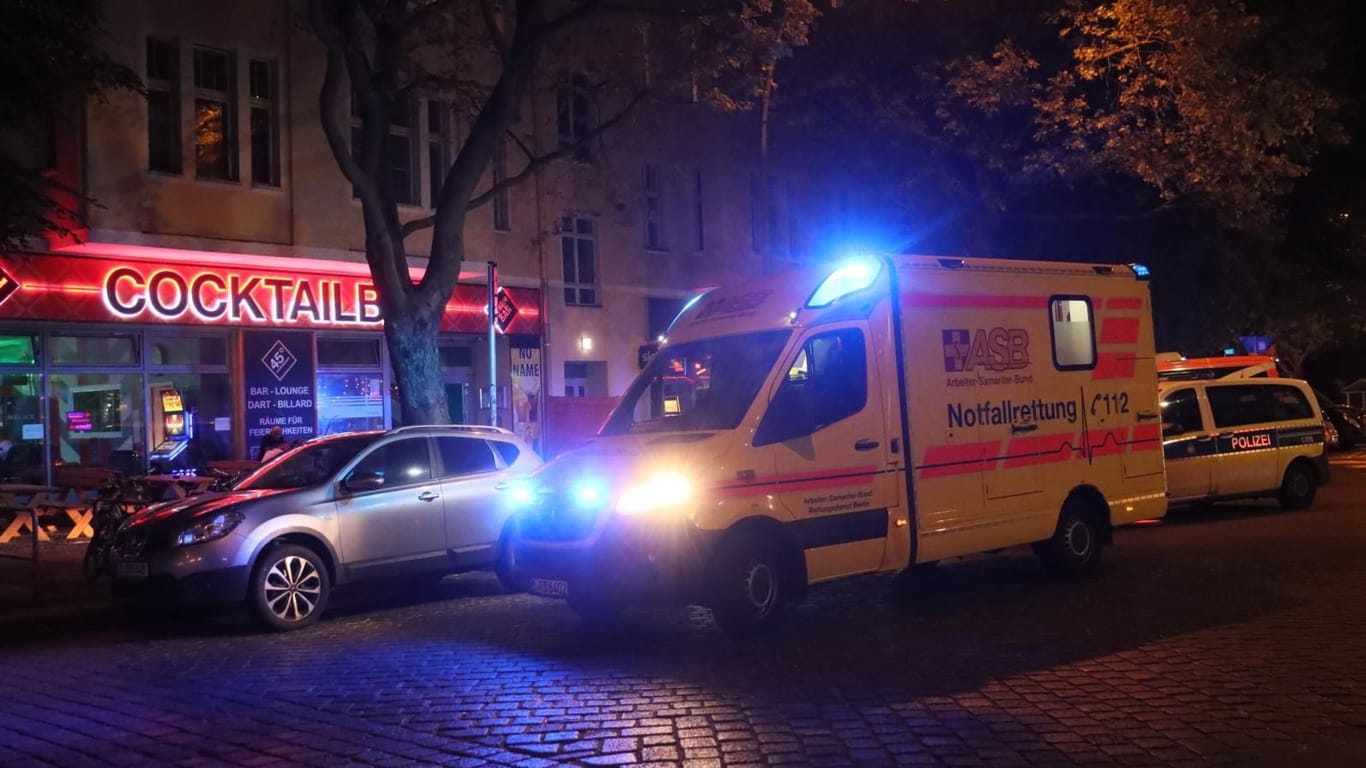 Einsatzort von Polizei und Rettungskräften in der Nacht in Lichtenberg: Ein Mann wurde ins Krankenhaus gebracht.