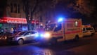 Einsatzort von Polizei und Rettungskräften in der Nacht in Lichtenberg: Ein Mann wurde ins Krankenhaus gebracht.