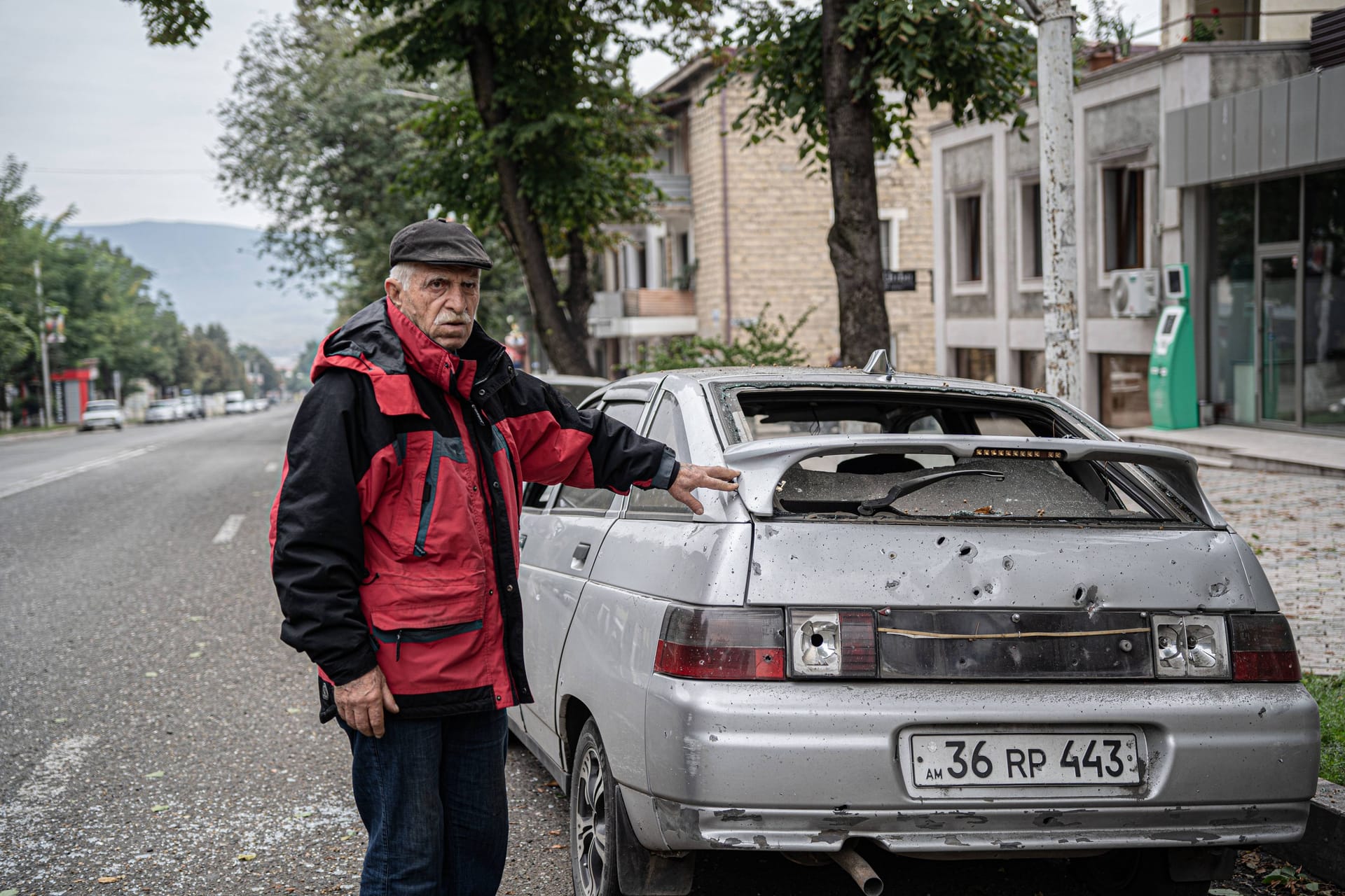 Ein Mann steht neben einem beschossenen Auto in Stepanakert, Aserbaidschan. Mit der Rückgabe von Dörfern hat Armenien einen Schritt in Richtung Frieden unternommen.