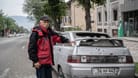 Ein Mann steht neben einem beschossenen Auto in Stepanakert, Aserbaidschan. Mit der Rückgabe von Dörfern hat Armenien einen Schritt in Richtung Frieden unternommen.