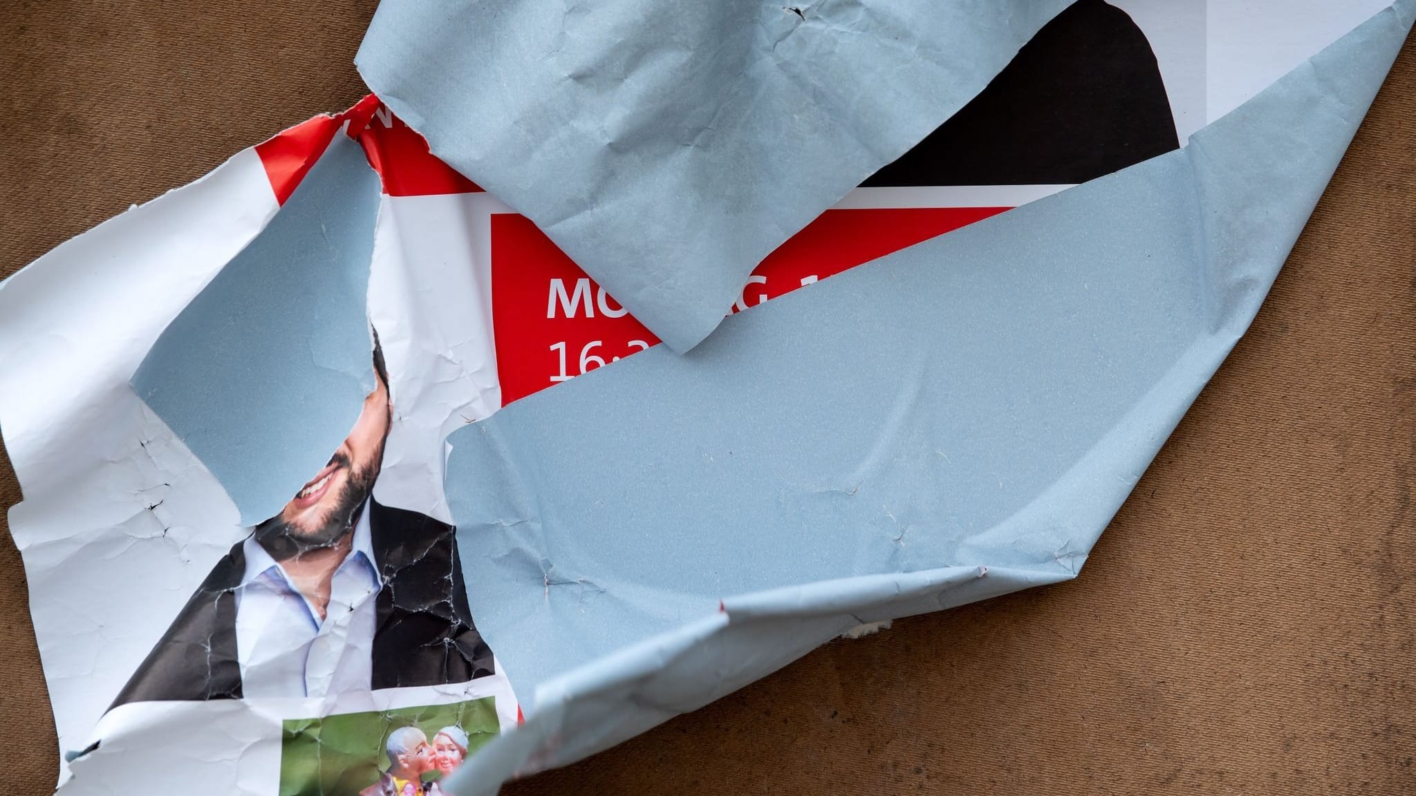 Wahlplakat mit Rasierklinge manipuliert: SPD-Politiker im Hamburg verletzt