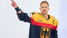 DEB-Kapitän Moritz Müller zeigt es an: Es geht für Deutschland ins Viertelfinale.
