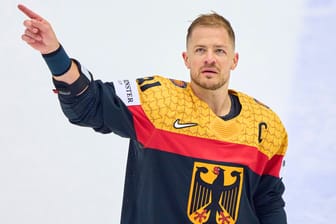 DEB-Kapitän Moritz Müller zeigt es an: Es geht für Deutschland ins Viertelfinale.