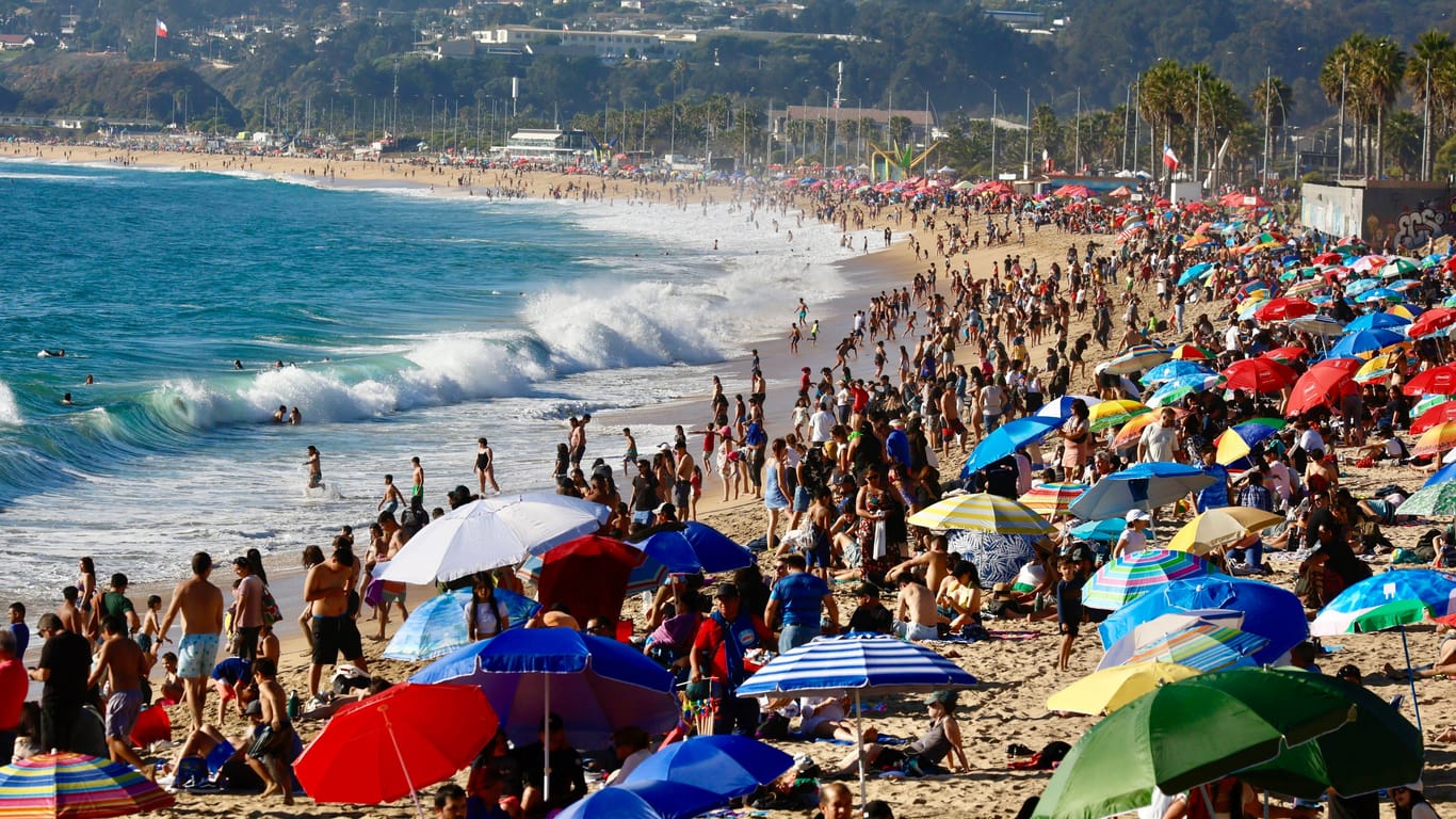 Strand in Acapulco im März 2024 (Archivbild): Die Bandengewalt schreckt zwar Touristen ab, der Stand ist dennoch voll.