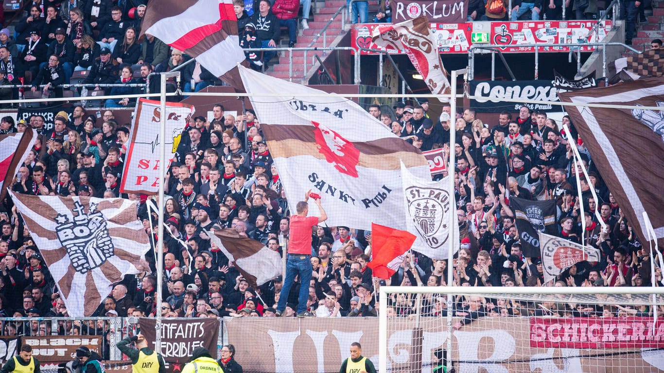 Fans des FC St. Pauli feiern im Stadion: Sie beenden nach 70 Jahren wieder eine Saison vor dem HSV.