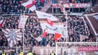 Fans des FC St. Pauli feiern im Stadion: Sie beenden nach 70 Jahren wieder eine Saison vor dem HSV.