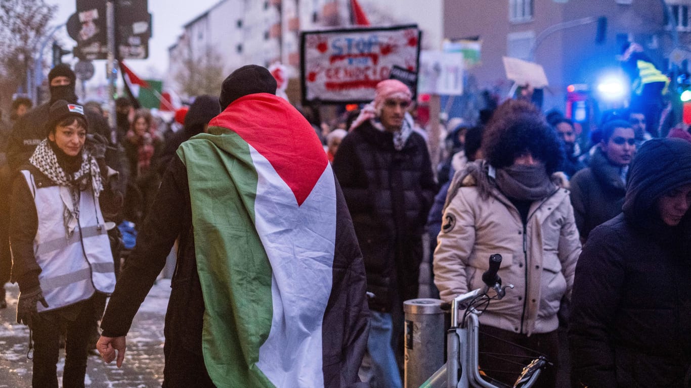 Eine Pro-Palästina-Demonstration (Archivbild): In Berlin musste die Polizei am Samstag einschreiten.