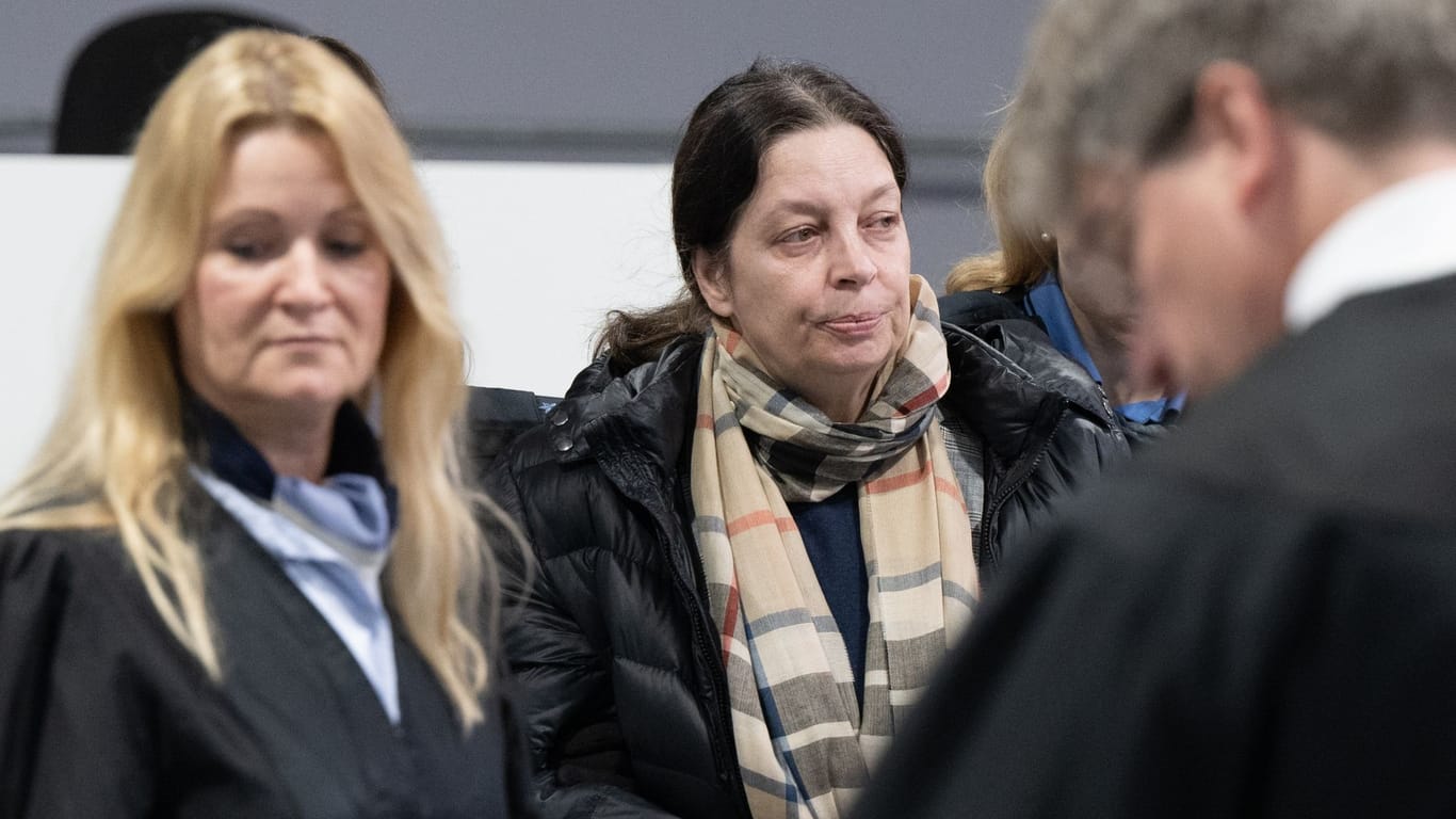 Die Angeklagte Birgit Malsack-Winkemann (Mitte) steht zum Prozessauftakt neben ihrer Anwältin im Gerichtssaal.