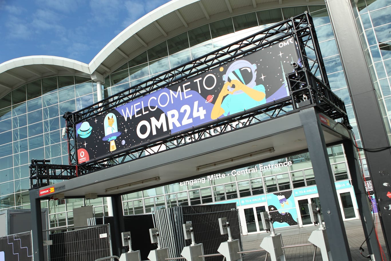Eingang zu den Messehallen: Das OMR Festival 2024 startet am Dienstag in Hamburg.