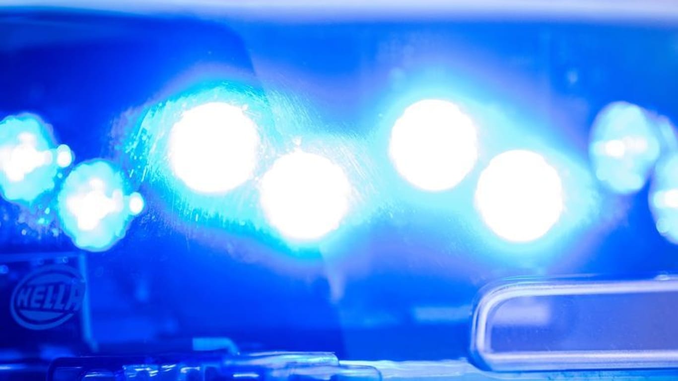 Ein Blaulicht leuchtet an einer Polizeistreife (Symbolbild).