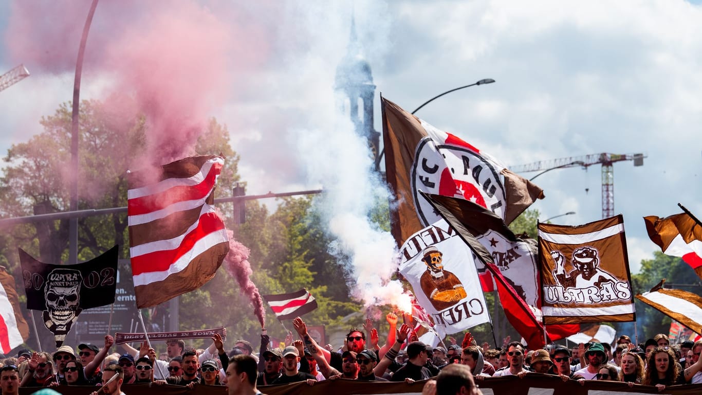Fanmarsch in Hamburg: Die Anhänger unterstützten ihr Team bereits vor Anpfiff.