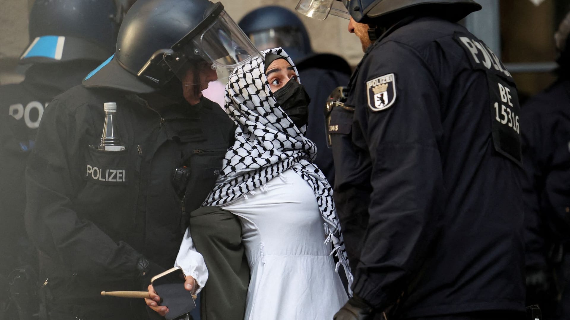 Szene an der HU am Abend: Polizisten führen eine Uni-Besetzerin ab.