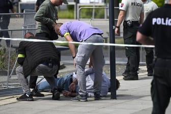Der mutmaßliche Täter wird festgenommen: Er soll den slowakischen Premierminister Robert Fico angeschossen haben.