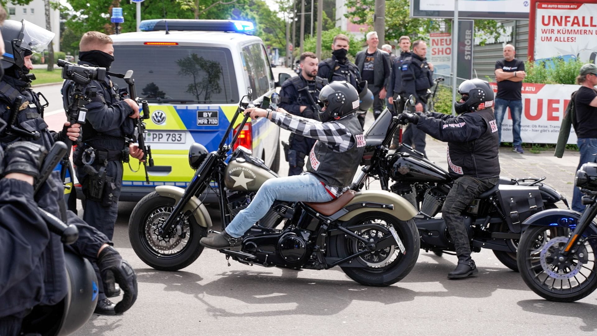 Schwerbewaffnete Polizisten haben die drei Gruppierungen im Auge: Einschreiten mussten sie letztendlich aber nicht.