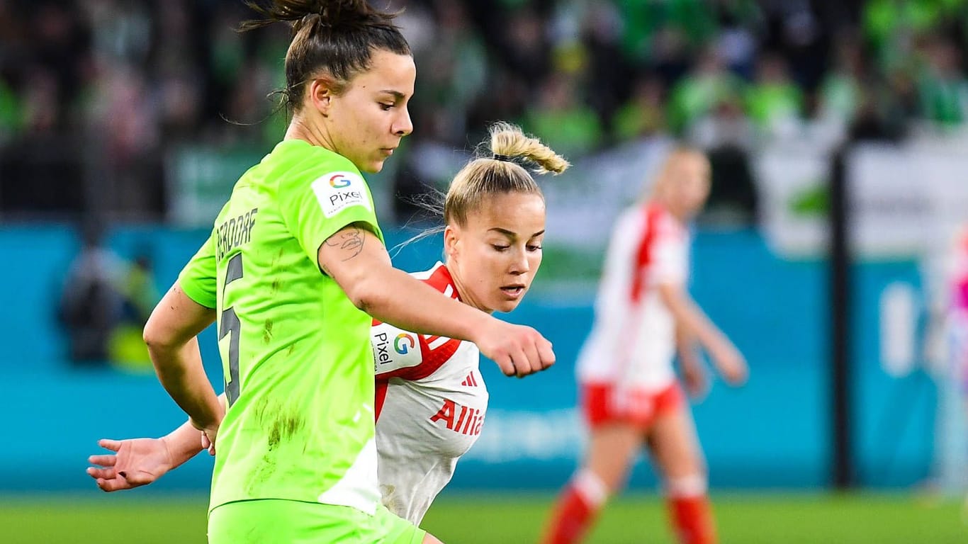 Lena Oberdorf (l.) und Giulia Gwinn: Wolfsburg kämpft um den zehnten Pokalsieg in Serie.