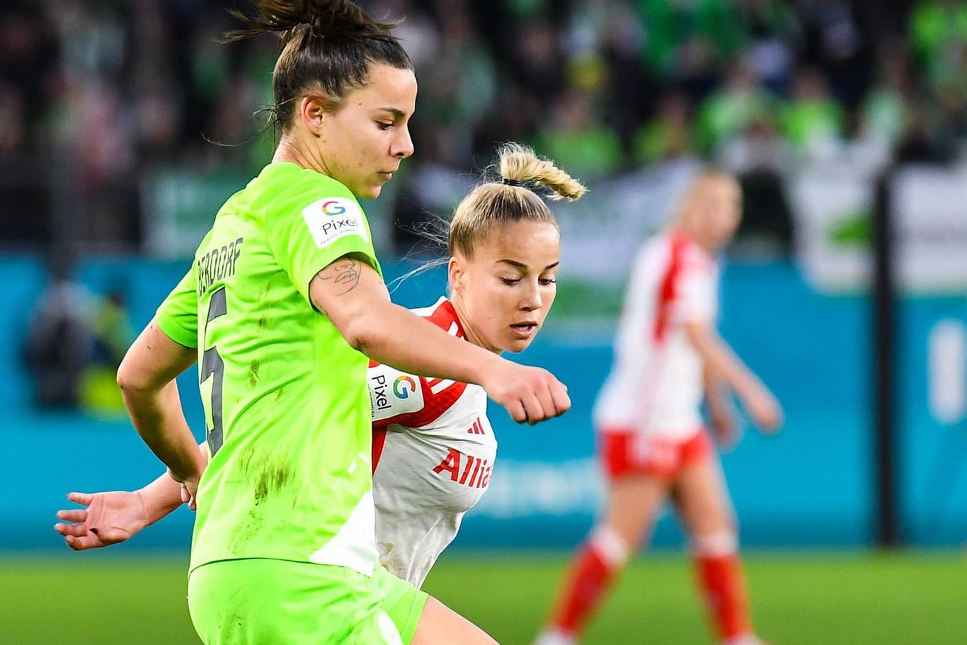Lena Oberdorf (l.) und Giulia Gwinn: Wolfsburg kämpft um den zehnten Pokalsieg in Serie.