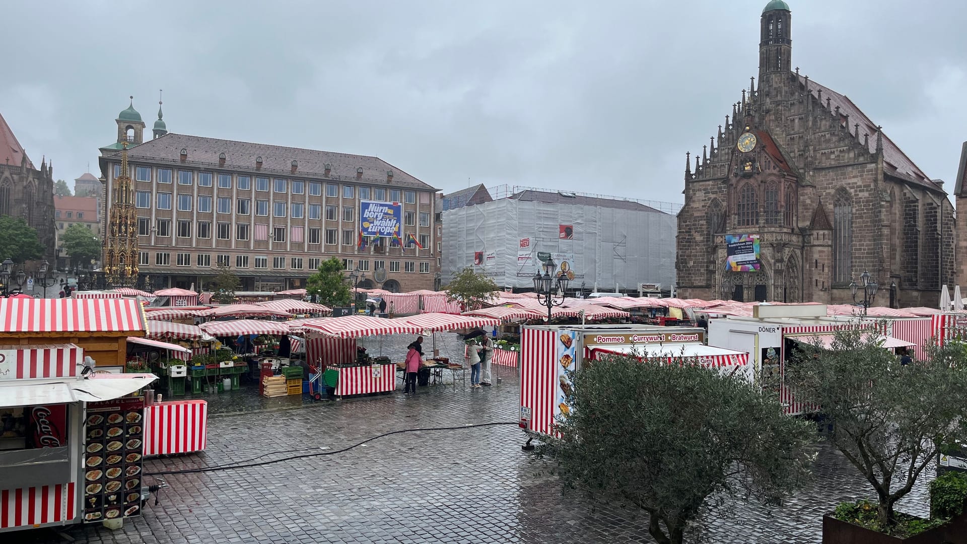 Der Markt von oben: Auf dem Hauptmarkt stehen derzeit täglich 35 Stände – in der Mitte des Platzes stehen Stühle, wo sich jedermann hinsetzen kann.