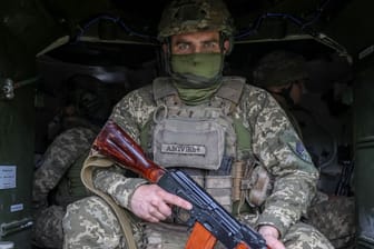 Ein ukrainischer Soldat im Dombass: Im Osten der Ukraine greift die russische Armee mit zunehmend größerer Intensität an.