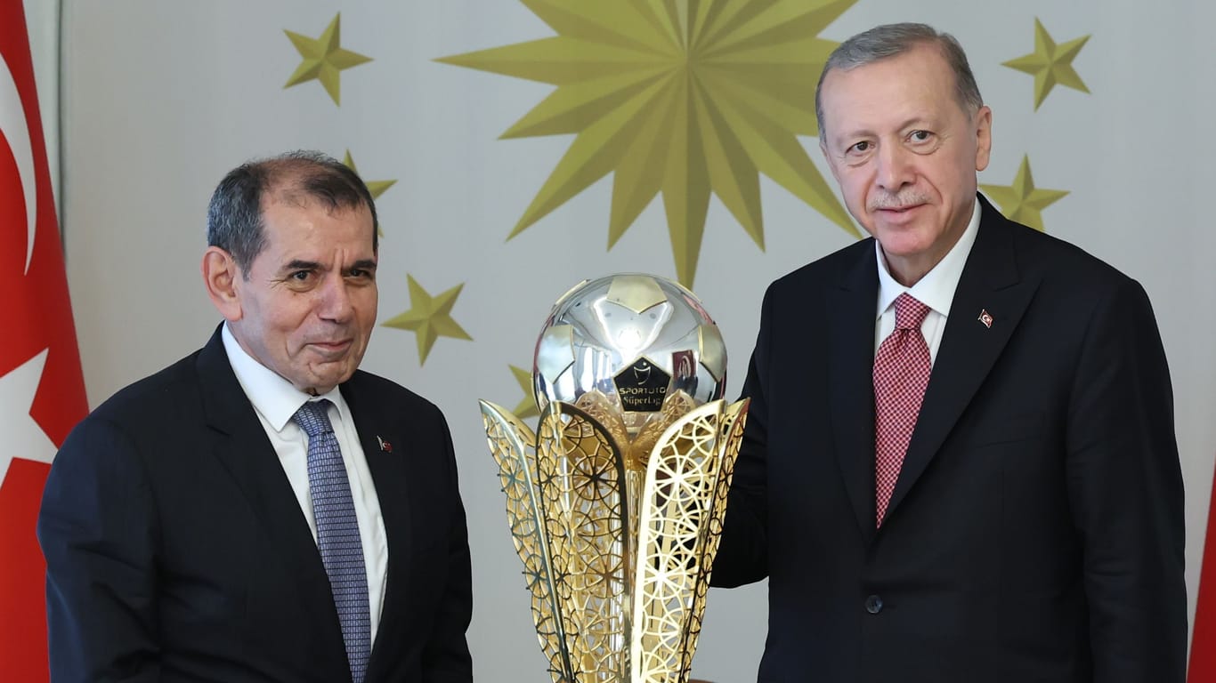 Galatasaray-Klubboss Dursun Özbek (l.) bei einem Treffen mit Präsident Recep Tayyip Erdoğan im Juni 2023.