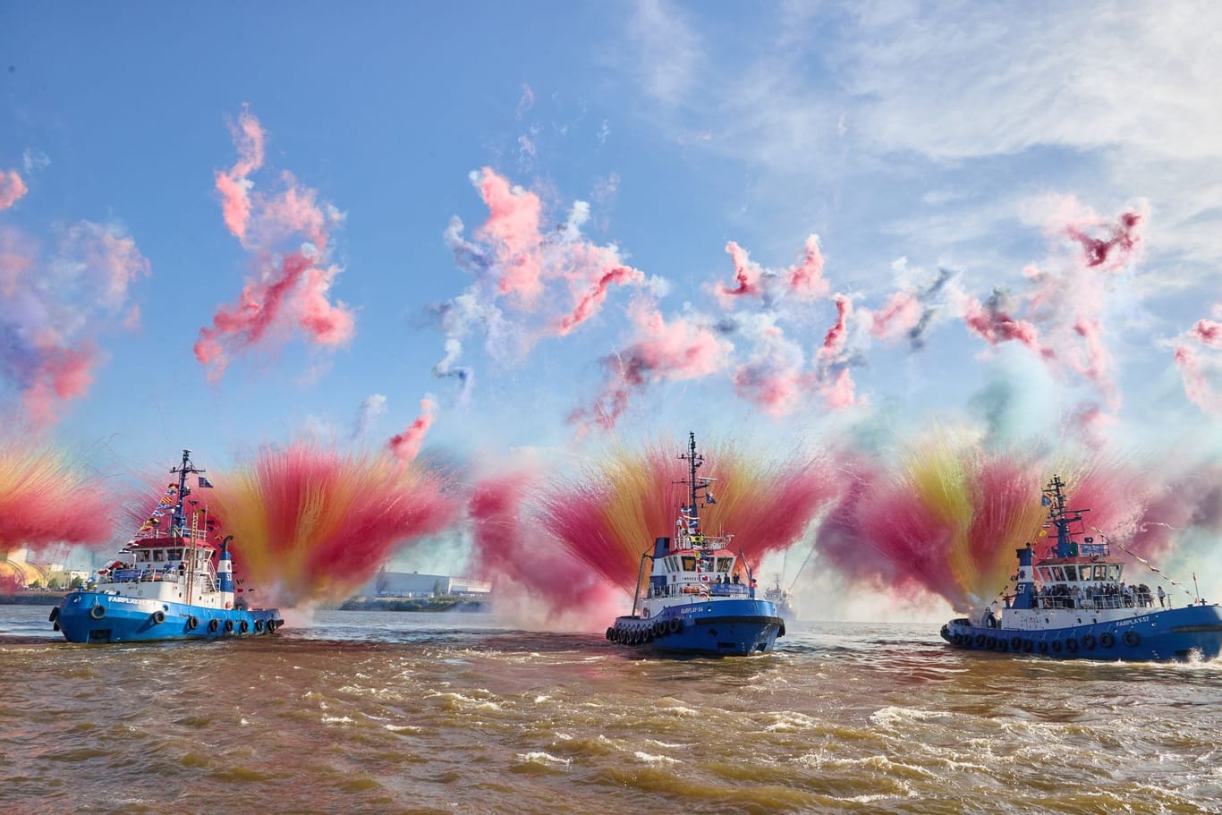 Schleppschiffe zünden während des Schlepperballetts beim 835. Hamburger Hafengeburtstag auf der Elbe im Hafen Feuerwerksraketen.