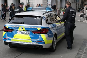Polizisten steigen in München in einen Streifenwagen (Archivbild): Die Frau wurde zurück in ihr Wohnheim gebracht.