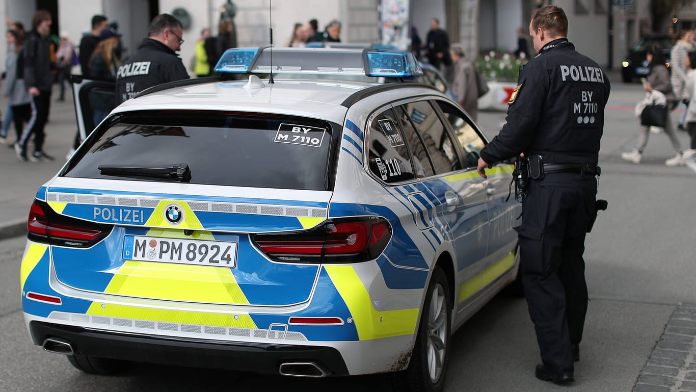 Polizisten steigen in München in einen Streifenwagen (Archivbild): Die Frau wurde zurück in ihr Wohnheim gebracht.