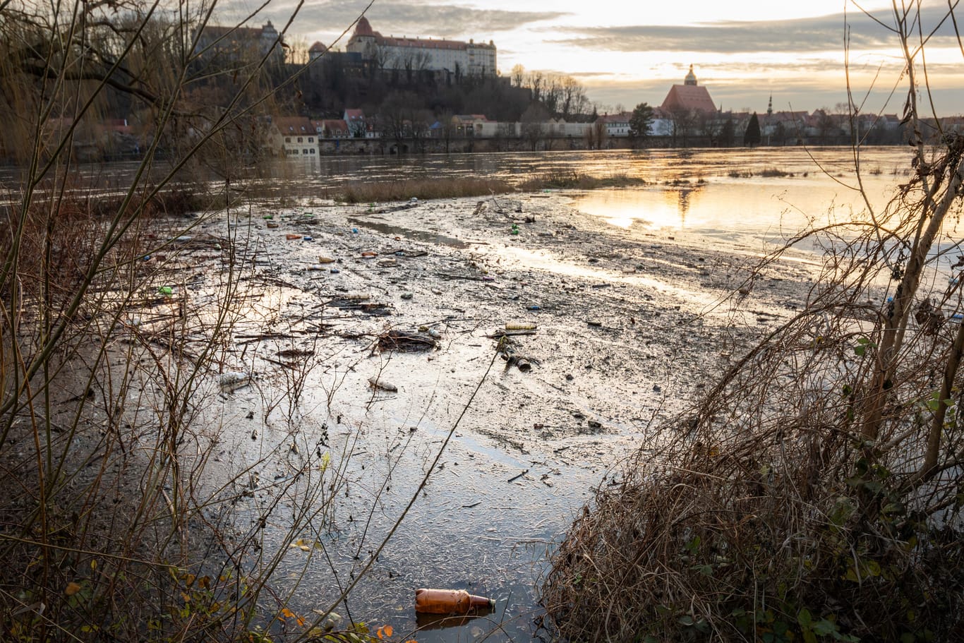 Seen verschmutzt Müll, das Grundwasser verschmutzen Schadstoffbelastungen: Deutschlands Wasser geht es nicht gut.
