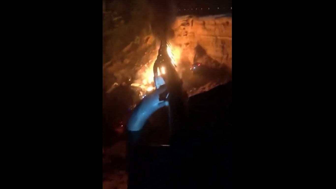 Screenshot aus einem Video vom Schnellstraßen-Einsturz: Er geschah in der Nacht und löste Brände aus.