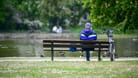 Mann sitzt auf einer Parkbank (Symbolbild): Gibt es einen Zusammenhang zwischen den Fällen im Tiergarten?